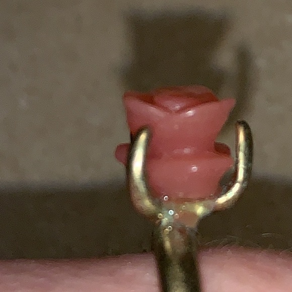 Vintage carved resin faux coral adjustable ring - Picture 5 of 12